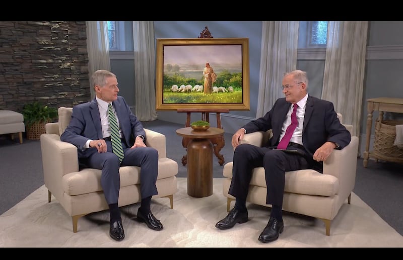 Élder David A. Bednar e Élder Patrick Kearon falam em um vídeo intitulado "O Sábado e a Reunião Sacramental", desenvolvido para ser assistido em ramos e alas no domingo, 6 de setembro de 2026.