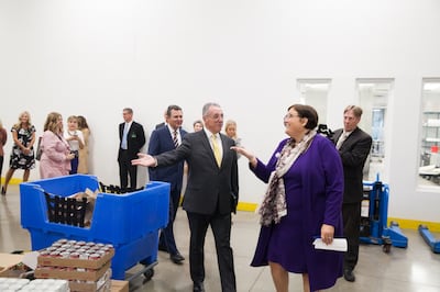 Élder Ulisses Soares acompanhado de Denise Blok, diretora de operações do Central Texas Food Bank, durante uma visita a suas instalações em 18 de outubro de 2019.