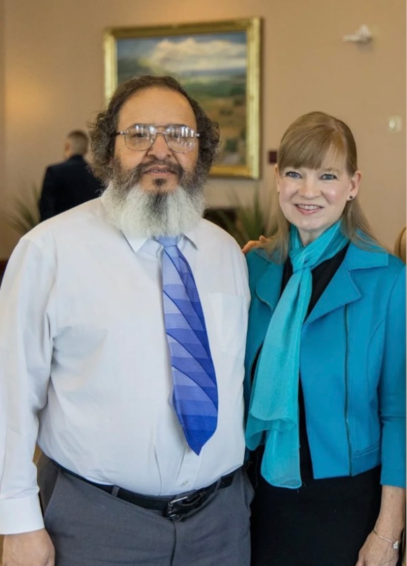 Demetrius O’Neal, à esquerda, e Andrea Brett, à direita, sorriem para uma foto durante a Conferência Geral de abril de 2025 em Salt Lake City em 6 de abril de 2025.