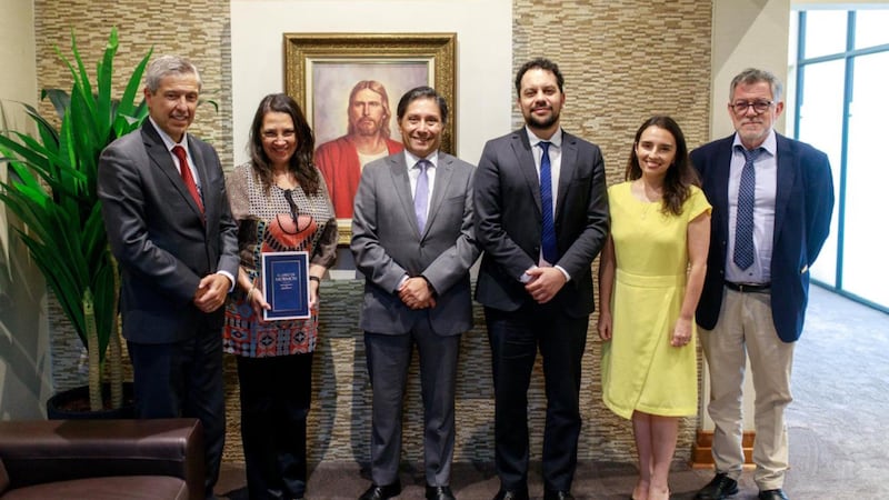 Elder Joaquín E. Costa, um Setenta Autoridade Geral e presidente da Área Sul América Sul da Igreja, à extrema esquerda, reuniu-se com autoridades do governo chileno em Santiago, Chile, no início de fevereiro de 2026.