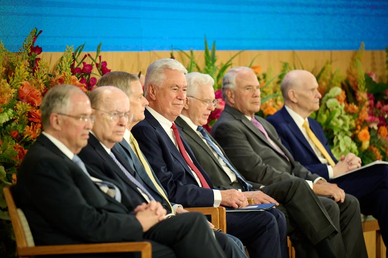 Sete membros da Primeira Presidência e do Quórum dos Doze Apóstolos se reúnem no Centro de Treinamento Missionário de Provo, em Provo, Utah, para o Seminário de 2026 para Novos Líderes de Missão na quinta-feira, 18 de junho de 2026.