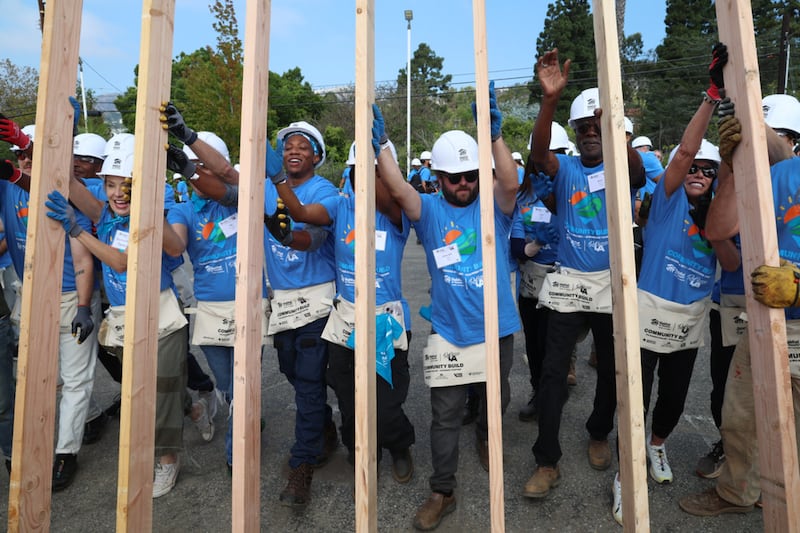 Voluntários em um evento da Habitat for Humanity trabalham na reconstrução de casas destruídas durante o Incêndio do Palisades durante um evento de quatro dias em setembro de 2026 em Los Angeles, Califórnia.