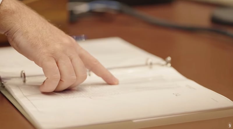 Aaron Kobel, um engenheiro de áudio de A Igreja de Jesus Cristo dos Santos dos Últimos Dias, observa um livro que controla a altura do púlpito para cada orador na conferência geral.