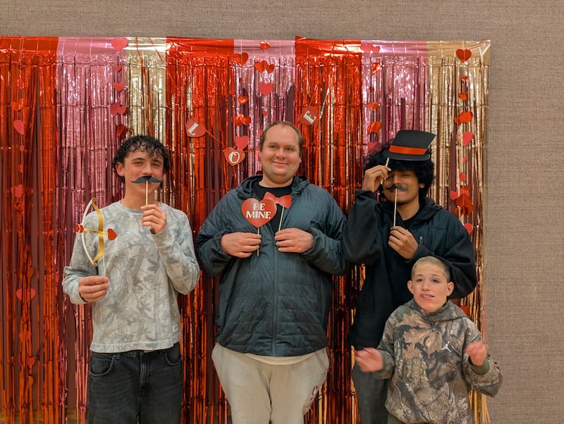 Os participantes do programa de atividades para pessoas com deficiência tiram fotos do Dia de São Valentim durante um evento em Las Vegas, Nevada, em fevereiro de 2026.