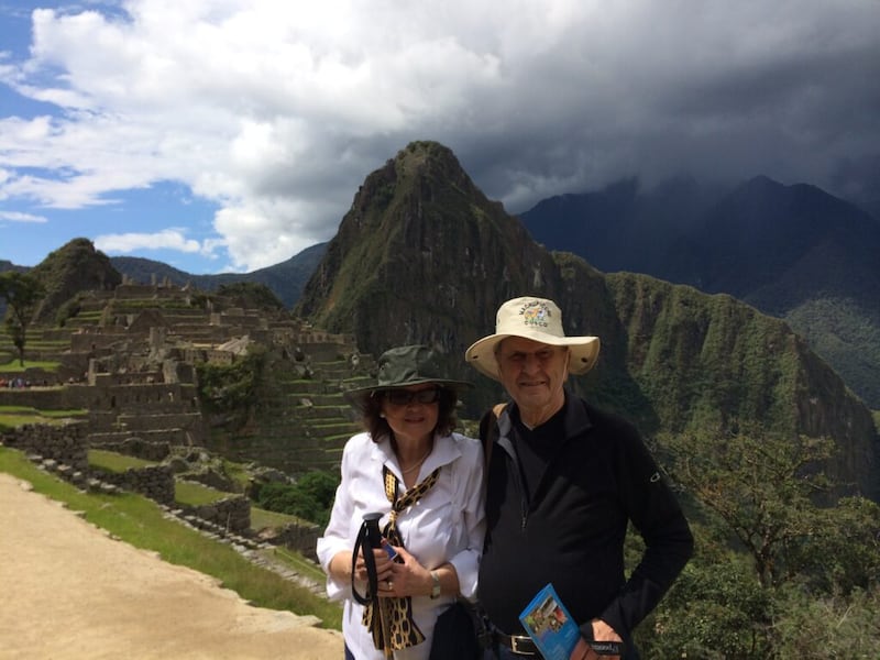 Presidente Russell M. Nelson e sua esposa, irmã Wendy Watson Nelson, em Machu Picchu, Peru.