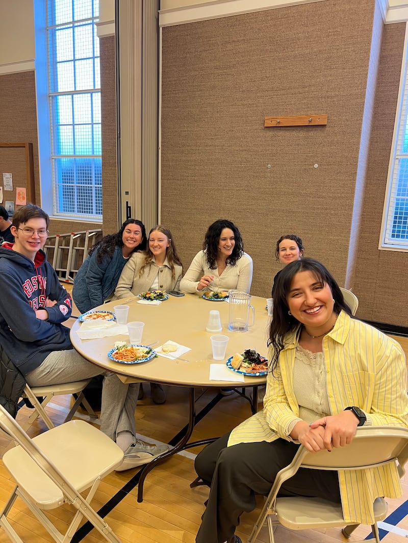 Jovens adultos solteiros e estudantes universitários da região metropolitana de Boston, Massachusetts, jantam no prédio do Instituto de Religião de Cambridge, Massachusetts, na quarta-feira, 25 de março de 2026.