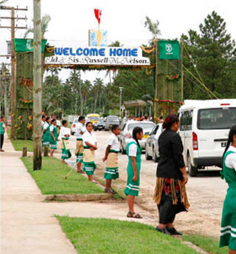 Os santos dos últimos dias em Nuku’alofa, Tonga, dão as boas-vindas ao país ao então Élder Russell M. Nelson, em novembro de 2007.