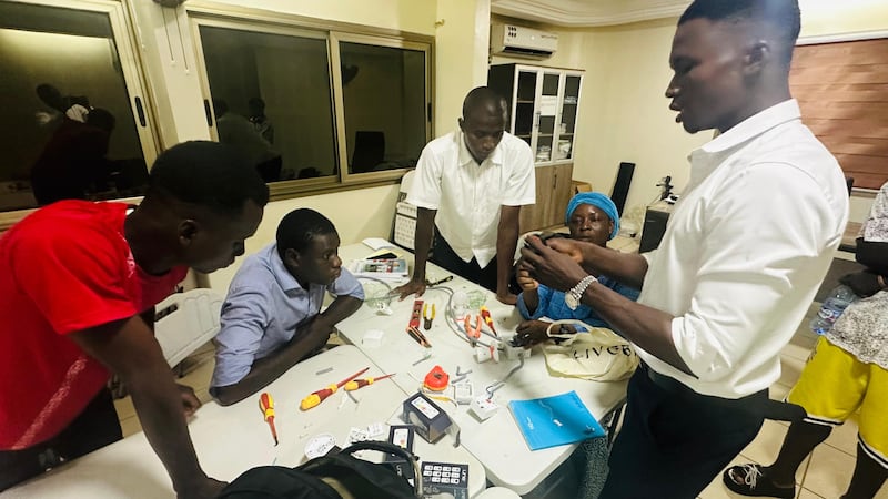 Estudantes do instituto participam de um workshop elétrico no campus de Lomé, Togo, em 15 de dezembro de 2025.