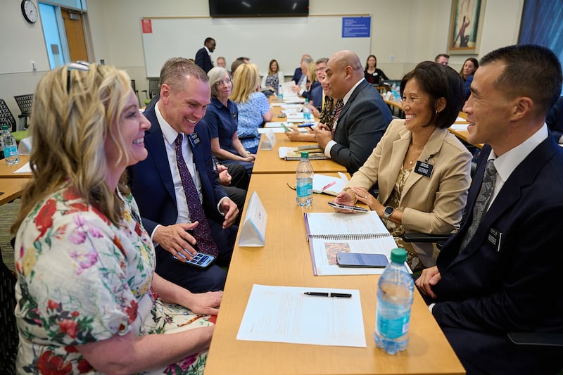 Novos casais líderes de missão participam de uma aula como parte do Seminário para Novos Líderes de Missão de 2025, realizado no Centro de Treinamento Missionário de Provo, em Provo, Utah, de 19 a 22 de junho de 2025. Os casais líderes de missão reportarão às suas designações missionárias em julho.