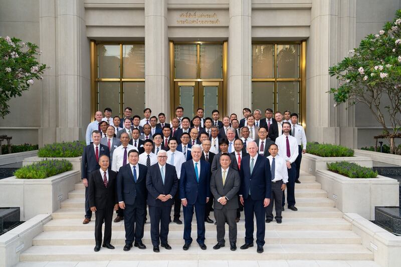 Élder Dieter F. Uchtdorf posa para uma fotografia com líderes locais do sacerdócio da Igreja após uma reunião de liderança.