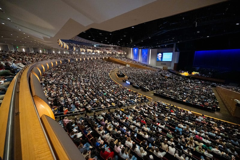 Estudantes da BYU–Idaho se reúnem no I–Center em Rexburg, Idaho, para ouvir observações do Élder James O. Fantone, um Setenta Autoridade Geral, na terça-feira, 22 de setembro de 2026.