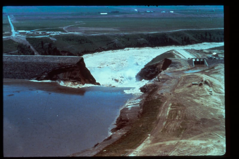 A água transborda de uma ruptura na Barragem de Teton no sábado, 5 de junho de 1976.