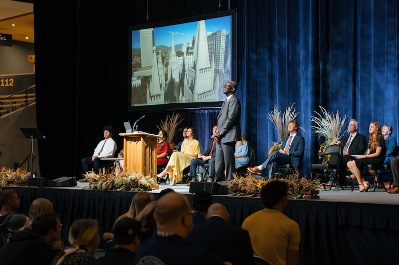 Élder Peter M. Johnson, um Setenta Autoridade Geral, fala durante um devocional comemorativo de "100 anos de instituto" realizado na ICCU Arena no campus da Universidade de Idaho em Moscow, Idaho, no sábado, 26 de setembro de 2026.