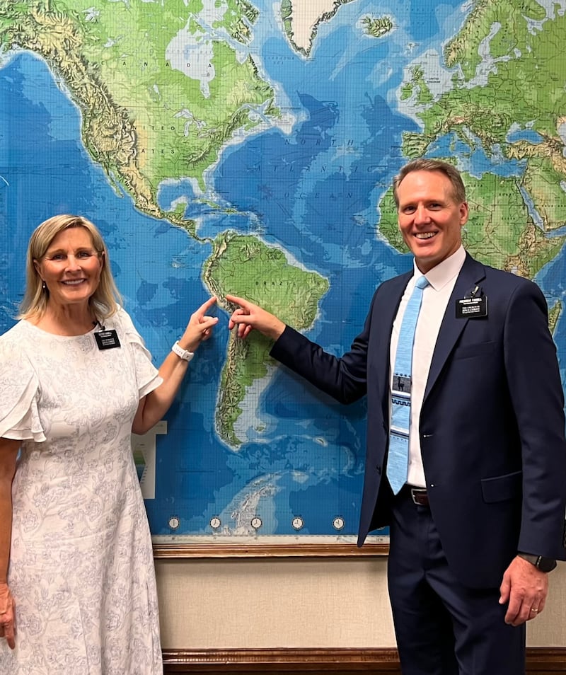 Elizabeth e Alan Farrell apontam para a Missão Peru Huancayo enquanto estão no Seminário para Novos Líderes de Missão em Provo, Utah, 18 de junho de 2025.