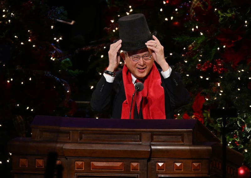 Élder Gerrit W. Gong, do Quórum dos Doze Apóstolos, usou uma cartola e cachecol durante sua mensagem no Devocional de Natal da Primeira Presidência, realizado no Centro de Conferências em Salt Lake City no domingo, 3 de dezembro de 2023.