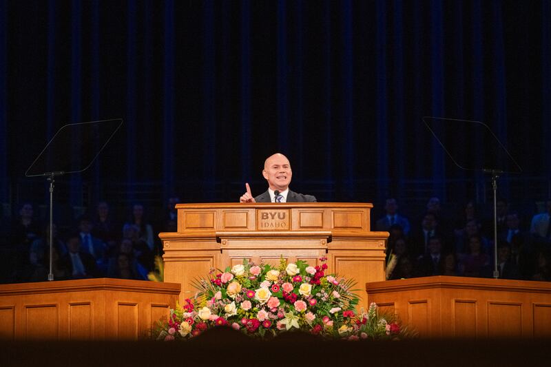 O Presidente Alvin F. Meredith III fala aos alunos da BYU–Idaho durante o primeiro devocional do campus do semestre, 13 de janeiro de 2026, em Rexburg, Idaho.