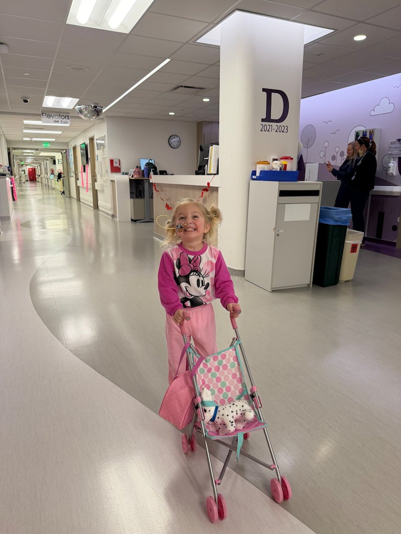 Estelle Santiago, então com 3 anos de idade, brinca no Primary Children's Hospital durante sua recuperação de uma doença grave que contraiu no Uruguai em janeiro de 2026.