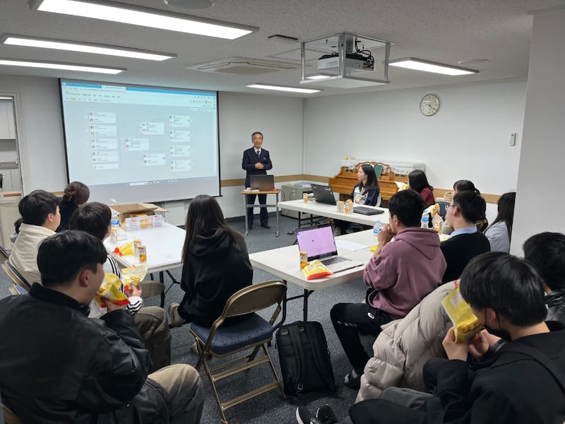 Um missionário sênior na Coreia ensina uma aula de história da família.