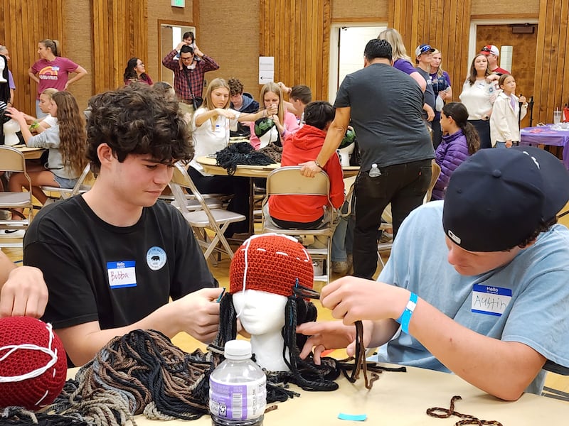 Voluntários fazem perucas para crianças com câncer, como parte do Magic Yarn Project do ServirAgora, na Estaca Saratoga Califórnia, de 20 a 21 de outubro de 2023.