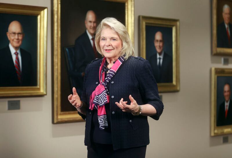 A irmã Sheri Dew, ex-membro da presidência geral da Sociedade de Socorro de A Igreja de Jesus Cristo dos Santos dos Últimos Dias, grava um vídeo para um devocional da BYU–Pathway Worldwide no Centro de Conferências em Salt Lake City na quarta-feira, 9 de junho de 2021.