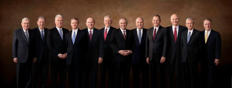 Da esquerda para a direita, Presidente M. Russell Ballard, Élder Jeffrey R. Holland, Élder Dieter F. Uchtdorf, Élder David A. Bednar, Élder Quentin L. Cook, Élder D. Todd Christofferson, Élder Neil L. Andersen, Élder Ronald A. Rasband, Élder Gary E. Stevenson, Élder Dale G. Renlund, Élder Gerrit W. Gong e Élder Ulisses Soares, na fotografia de Busath Photography.