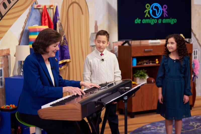 A irmã Susan H. Porter, primeira conselheira na presidência geral da Primária, toca piano durante a transmissão em espanhol do evento De Amigo para Amigo. O evento estará disponível em 19 de fevereiro de 2022.