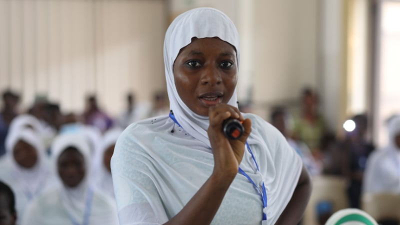 Uma aluna faz um comentário durante a cúpula de liderança jovem em Koforidua, Gana, dia 1º de junho de 2023. A Igreja de Jesus Cristo dos Santos dos Últimos Dias colaborou com várias organizações para o evento.