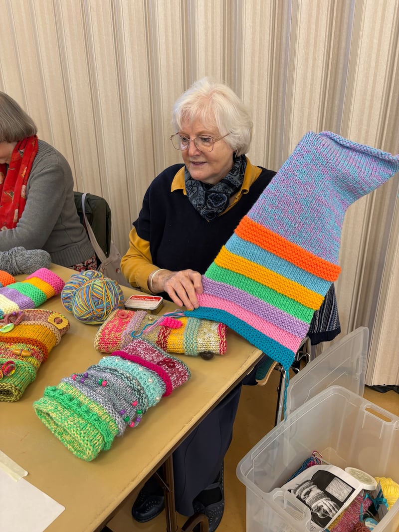 Membros da Sociedade de Socorro do Ramo Ramsay fazem "Fiddlemuffs" para pacientes com demência nas unidades geriátricas do Hospital Addenbrookes durante um dia de serviço em Northampton, Inglaterra, 14 de março de 2026.