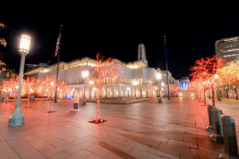 O Centro de Conferências, no centro de Salt Lake City, durante a época de Natal de 2021.