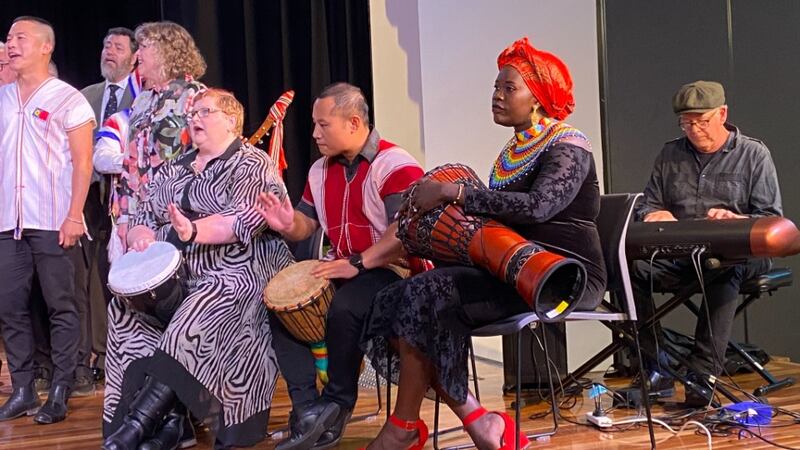 Instrumentistas acompanham cantores em evento multirreligioso em Wyndham, Austrália, no dia 7 de junho de 2023.