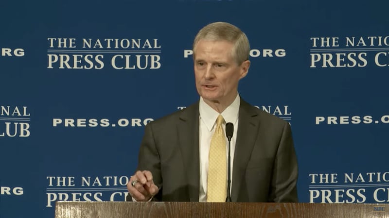 Élder David A. Bednar, do Quórum dos Doze Apóstolos, responde perguntas feitas após seu discurso no National Press Club em Washington, D.C., na quinta-feira, 26 de maio de 2022.