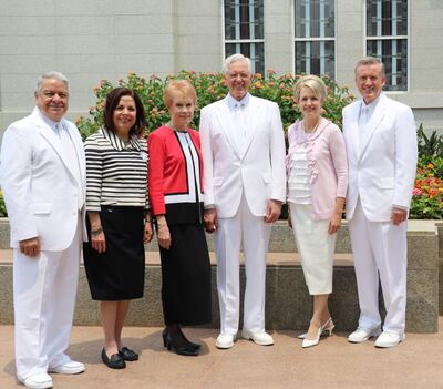 Da esquerda, élder Benjamín De Hoyos, irmã Evelia De Hoyos, irmã Kathy Christofferson, élder D. Todd Christofferson, irmã Nancy Duncan e élder Kevin R. Duncan, após rededicação do Templo de Assunção Paraguai, no dia 3 de novembro, 2019.