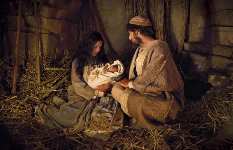Nesta cena retratada na série da Igreja Vídeos da Bíblia, José e Maria seguram o menino Jesus na noite de Seu nascimento.