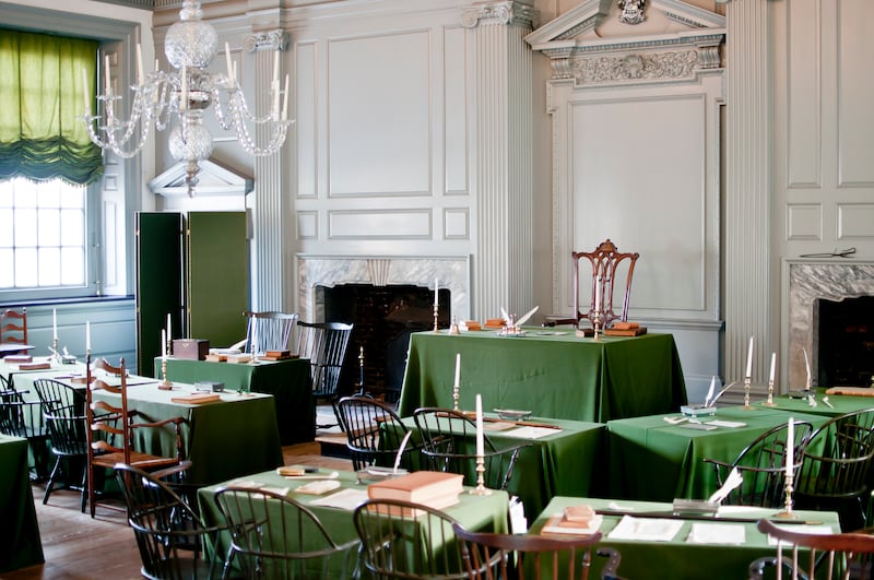 A Sala de Assembleias da Edifício da Assembleia da Pensilvânia serviu como local de reunião da Assembleia da Pensilvânia por mais de 60 anos até que a Capital do Estado se mudou de Filadélfia em 1799. Em 1776, o Congresso Continental declarou a Independência nesta sala e em 1787 a Constituição dos EUA foi debatida e assinada. A cadeira em que George Washington se sentou ao presidir a Convenção Constitucional em 1787 fica na frente da sala e apresenta um talhe de sol.