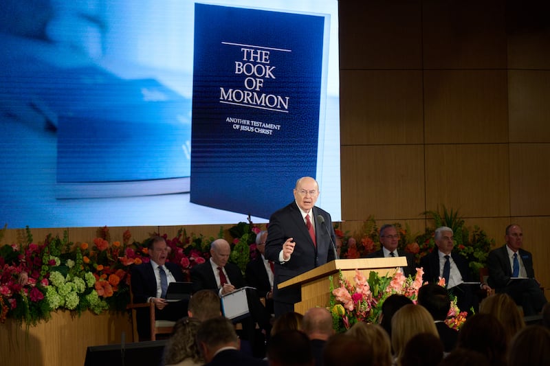 Élder Quentin L. Cook, do Quórum dos Doze Apóstolos, discursa no Seminário de 2026 para Novos Líderes de Missão, no Centro de Treinamento Missionário de Provo, em Provo, Utah, em 19 de junho de 2026.