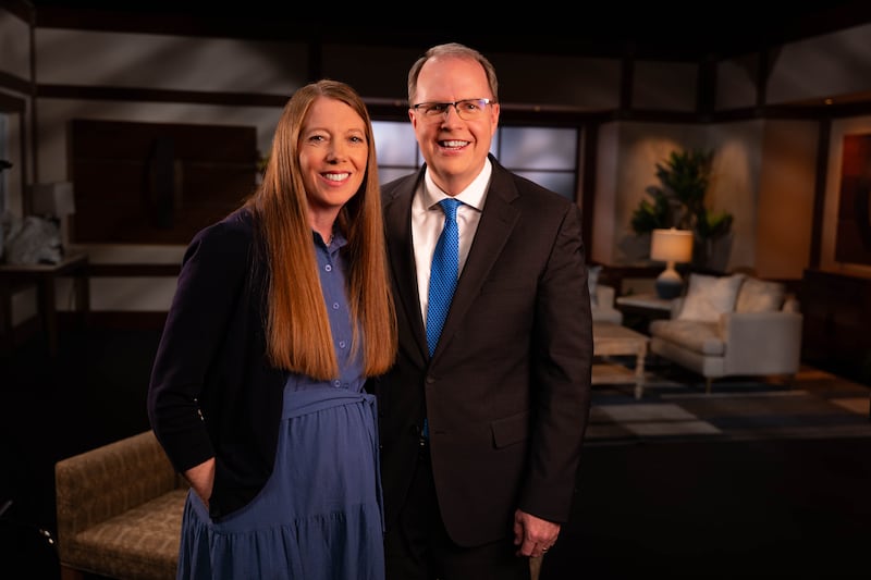 Presidente da BYU–Pathway Worldwide Brian K. Ashton e sua esposa, Sister Melinda Ashton, falam durante uma transmissão do devocional na sexta-feira, 8 de maio de 2026.