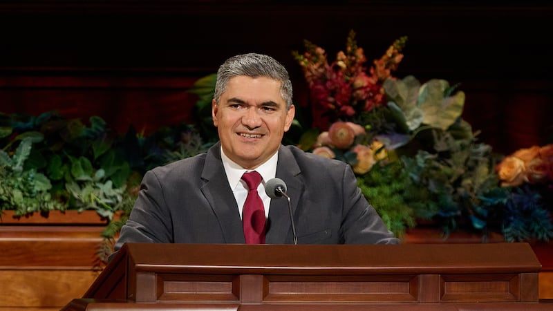 Élder Hutch U. Fale, um Setenta Autoridade Geral, fala durante a sessão de sábado à tarde da 196ª Conferência Geral Semestral de A Igreja de Jesus Cristo dos Santos dos Últimos Dias no Centro de Conferências em Salt Lake City em 3 de outubro de 2026.