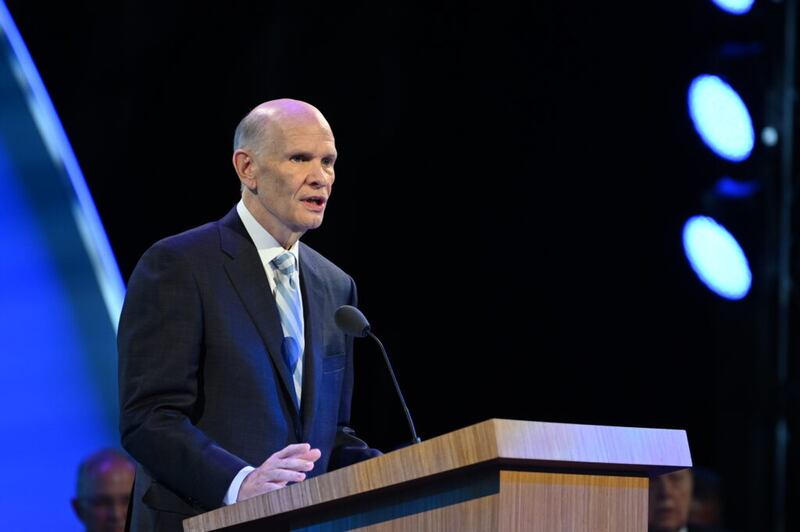 Élder Dale G. Renlund, do Quórum dos Doze Apóstolos, discursa durante o segundo dia do Seminário para Nova Liderança de Missão de 2021, realizado na sexta-feira dia 25 de junho, no Teatro do Centro de Conferências.