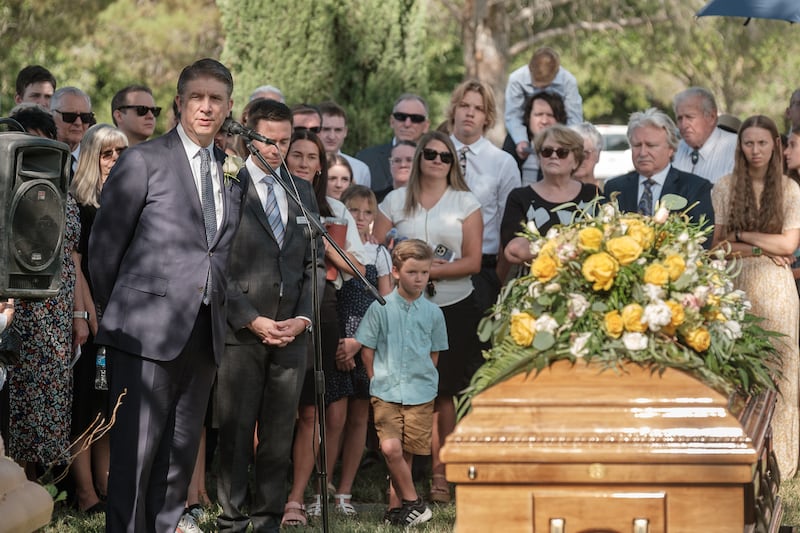 Familiares se reúnem para a cerimônia do enterro da irmã Patricia Terry Holland, esposa de Élder Jeffrey R. Holland, do Quórum dos Doze Apóstolos de A Igreja de Jesus Cristo dos Santos dos Últimos Dias, em St. George, Utah, no sábado, julho 29 de 2023.