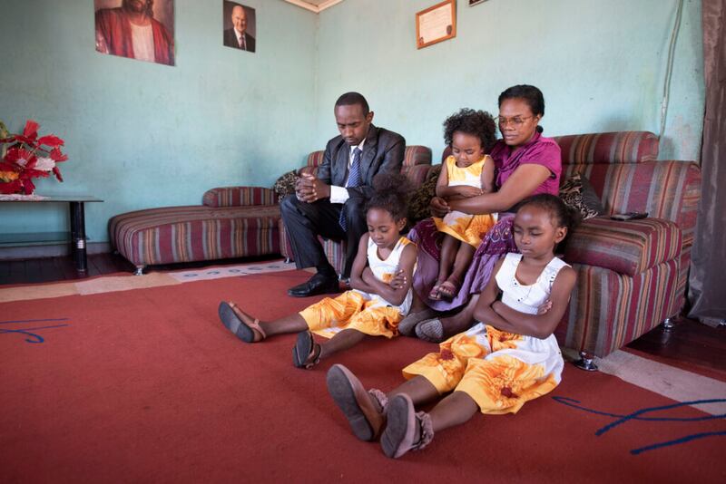 Uma família em Antananarivo, Madagascar, participa de uma sessão da 191ª Conferência Geral Anual de A Igreja de Jesus Cristo dos Santos dos Últimos Dias, transmitida no sábado, dia 3 de abril e no domingo, dia 4 de abril de 2021.