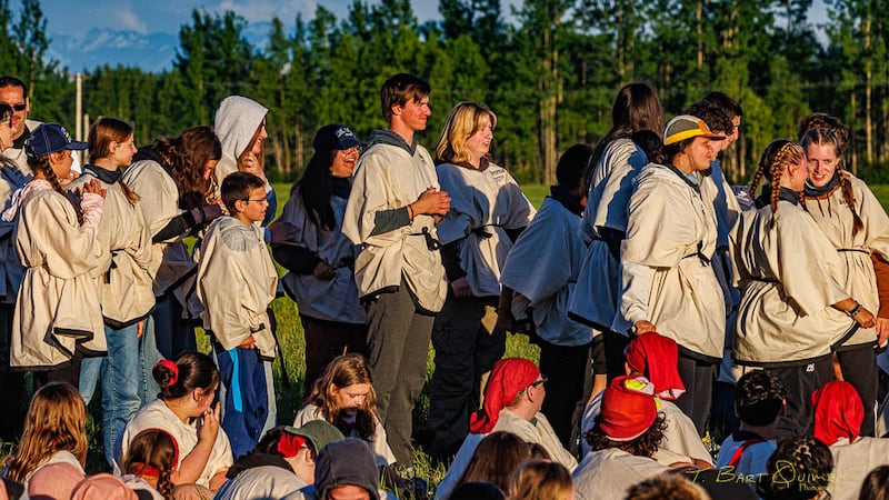 Jovens do stake Eagle River Alaska, vestidos em roupas antigas, estão em pé durante as cerimônias de abertura de "Camp Hesed's", 9-13 de junho de 2026.