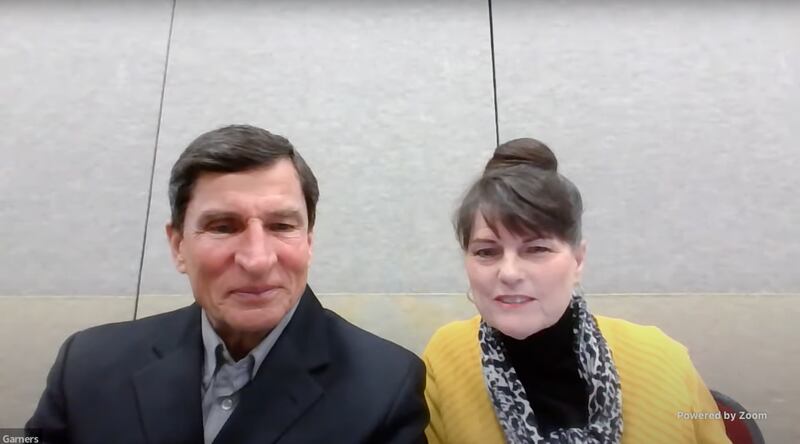Scott e Angelle Anderson conversam, via Zoom, com jovens adultos sobre o trabalho do templo e da história da família, durante um painel da RootsTech 2023 no sábado, 4 de março de 2023.