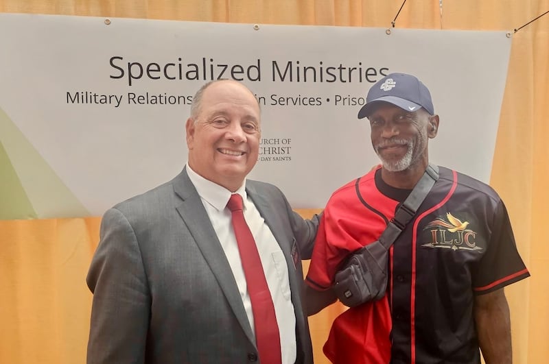 Elder Timothy Fagan, missionário de serviço nas Relações Militares e veterano, está em pé com outro atleta veterano nos 2026 National Veterans Golden Age Games, realizados em Tampa, Flórida, de 27 de junho a 2 de julho.