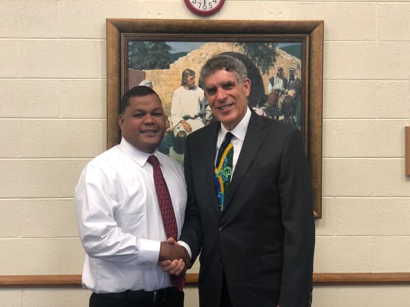 Darney Alati e Ben Beasley apertam as mãos em Hendersonvile, Carolina do Norte, em 25 de julho de 2021.