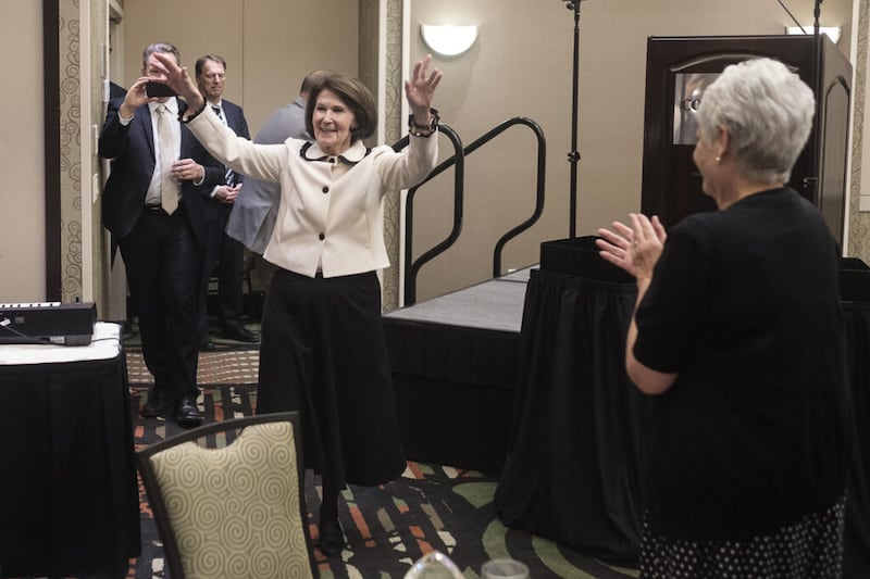 Irmã Patricia Terry Holland, à esquerda, manda um beijo para os participantes do Banquete de Bolsas de Estudo da Sociedade de Gestão da BYU de 2021, sexta-feira, 5 de novembro de 2021, em St. George, Utah, após seu discurso. A irmã Holland recebeu o prêmio Prêmio Dixie Heritage Distinguished Public Service no evento.