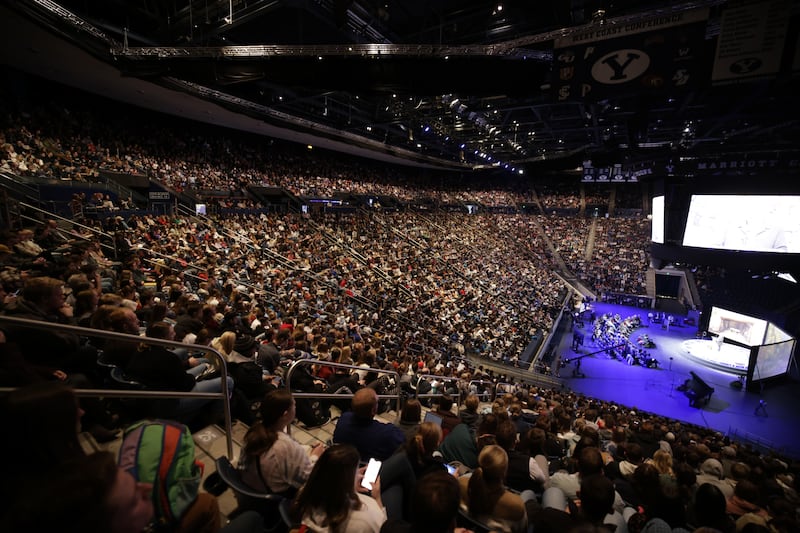 Estudantes lotam o Marriott Center no campus da BYU para o último devocional antes das férias de Natal, com Élder Ulisses Soares, do Quórum dos Doze Apóstolos, na terça-feira, 6 de dezembro de 2022.