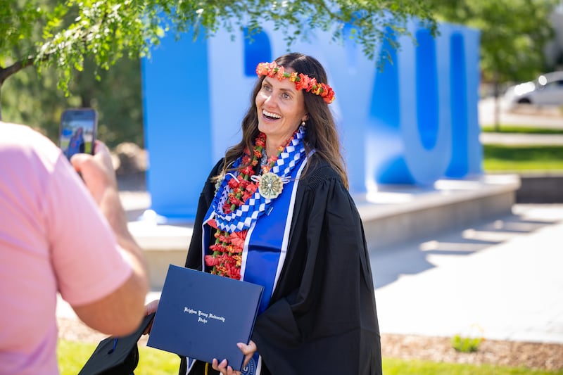 Os formandos posam para fotos fora do Centro BYU-I após a cerimônia de formatura na quinta-feira, 23 de julho de 2026, em Rexburg, Idaho.