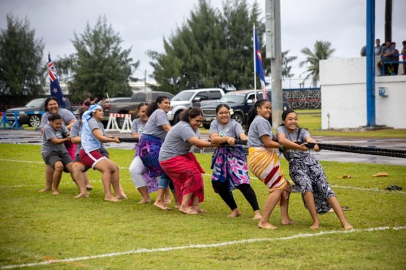 Jovens santos dos últimos dias na Polinésia Francesa participam de um jogo durante uma conferência FSY de cinco dias, em julho de 2023.