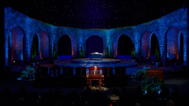 Presidente Henry B. Eyring fala durante a transmissão do Devocional de Natal da Primeira Presidência no domingo, 7 de dezembro de 2025.