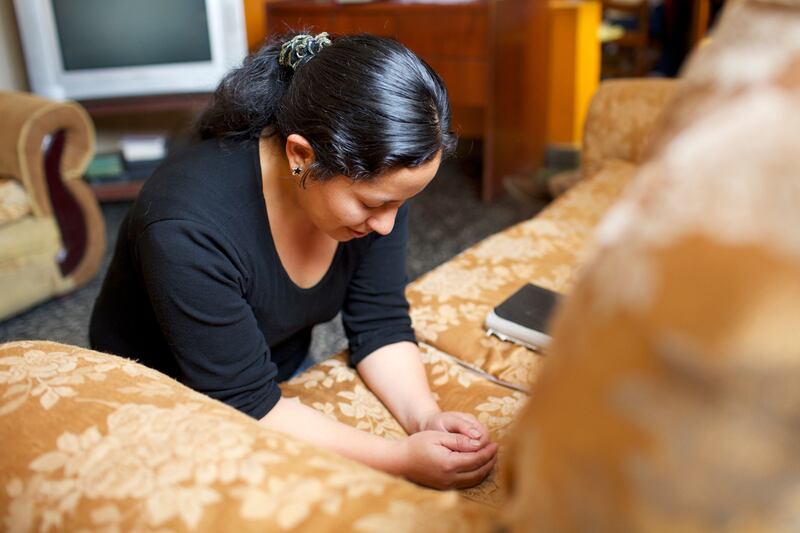 Uma mulher ajoelha-se para orar.